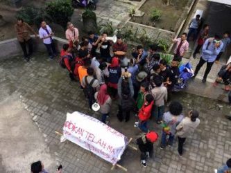 Mahasiswa Universitas Proklamasi 45 (UP 45) menggelar orasi di kompleks Kampus UP 45. FOTO : NADHIR
