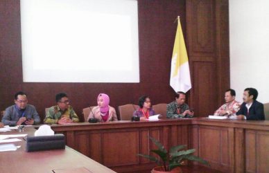 Direktur Penjaminan Mutu Kemenristek Dikti, Aris Junaidi, saat menggelar Jumpa Pers di Universitas Gajah Mada, Selasa (16/5). FOTO : NADHIR