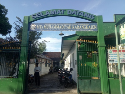 MTs Muhammadiyah Karangkajen Yogyakarta, yang saat ini siswa-siswanya melaksanakan UNBK dengan menumpang di salah satu SMK di Yogya. FOTO : NADHIR