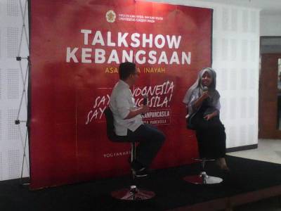 Asa Firda Inayah Si Penulis yang Viral di Dunia Maya Facebook ini hadir di Talkshow Kebangsaan yang digelar FFSIP UGM. FOTO : NADHIR