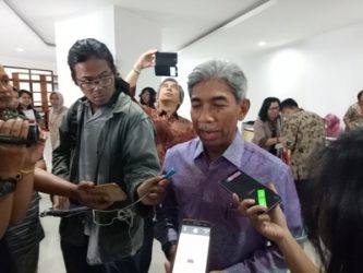 Wakil Kementerian Luar Negeri (Kemenlu) Abdurrahman Muhammad Fachir saat memberikan keterangan pers di yogyakarta terkait Hubungan RI-Mianmar. FOTO : NADHIR