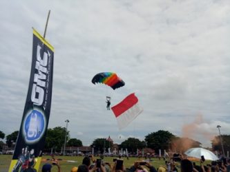 Aksi penerjun Payung Jogja Internasional Air Show memukau para warga Jogja yang hadir. FOTO : NADHIR
