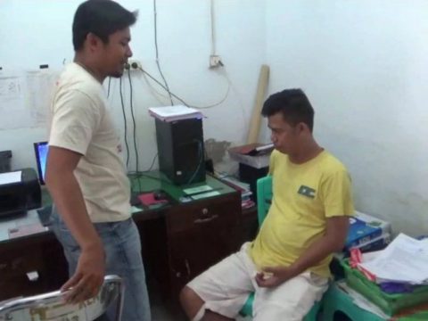 Tersangka pengguna Narkoba yang di amankan jajaran Satres Norkoba Polres Kolaka (Duduk) saat dilaklukan pemeriksaan oleh penyidik. FOTO : ASDAR LANTORO
