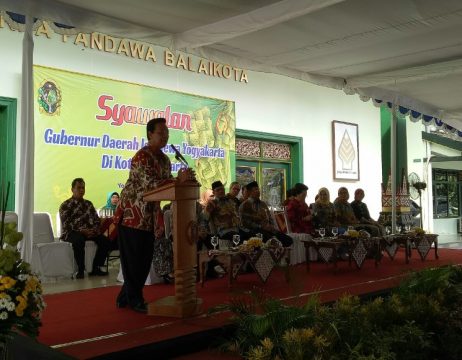 Gubernur DIY Sri Sultan hamengkubuwono X saat memberikan pengarahan dalam suatu kegiatan di balai kota Yogyakarta. FOTO : NADHIR ATTAMIMI