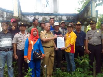 Asisten I Setda Kolaka Timur dan kabag Pemerintahan Umum Kabupaten konawe Selatan bersama warga masyarakat Kolakati Timur dan konsel di tapal batas. FOTO : NIKEN