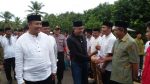 Gubernur Sultra H. Nur Alam didampingi Bupati Muna barat LM Rajiun Tumada saat melakukan safari ramadahan di muna barat. FOTO : AWALUDDIN