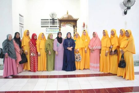 Ketua Tim Penggerak PKK Kab. Konsel, Hj Nurlin Surunudin, SH Saat Berfhoto Bersama Dengan Pengurus BMKT Kec. Konda. FOTO : MAHIDIN