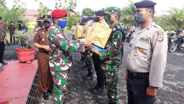 Babinpotmar Lanal Nunukan Bagi Sembako ke Warga Terdampak Covid-19