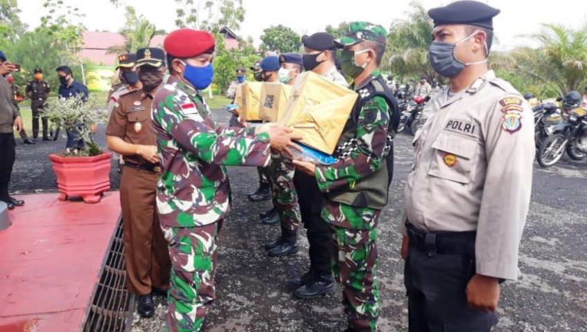 Babinpotmar Lanal Nunukan Bagi Sembako ke Warga Terdampak Covid-19