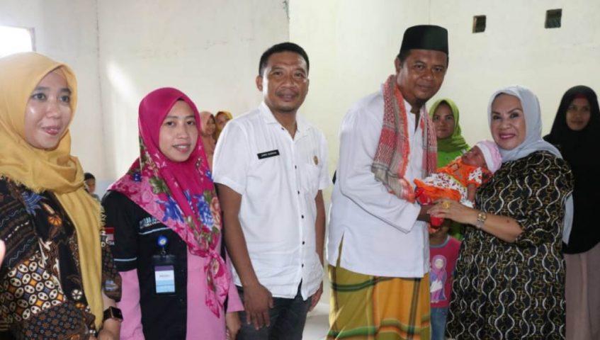 Nurlin Surunuddin Serahkan Bayi yang Dibuang Orang Tuanya ke Pesantren