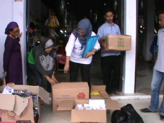 Pihak BPOM Kota kendari saat menggelar sidak dan menemukan ratusan jenis kosmetik yang tidak memiliki izin edar tersebut disita. FOTO : FT