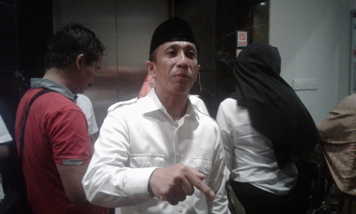 Wakil Bupati Konsel H. Arsalim Arifin saat memberikan keterangan pers terkait belum di tekennya SK Pengunduran dirinya dari statusnya sebagai PNS oleh Gubernur. FOTO : ODEK