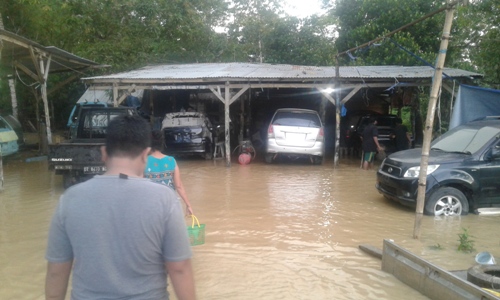 Akibat Drinase buruk, hujan sesaat banjir landa pemukiman warga. FOTO : ODEK