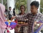pedagang bunga saat menjajakan bunga mawarnya kepada pendamping wisudawan di Auditoriun UHO Kendari. FOTO : ODEK