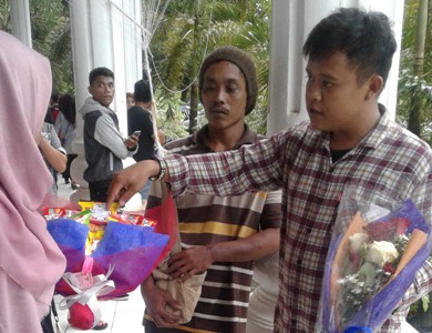 pedagang bunga saat menjajakan bunga mawarnya kepada pendamping wisudawan di Auditoriun UHO Kendari. FOTO : ODEK
