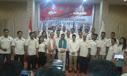 ketua Umum Gema Sadana foto bersama ketua DPD Partai Gerindra Sultra berjama jajarannya tadi malam usai pelantikan pengurus Gema Sadana Sultra. FOTO : ODEK