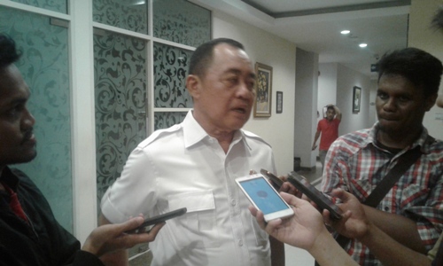 Ketua DPD Partai Gerindra Sultra H. Imran saat memberikan keterangan pers tadi malam. FOTO : ODEK