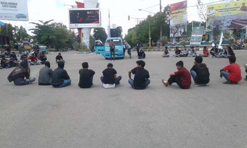 Begini aksi GMPI turun kejalan menyuarakan aspirasi buruh di Sultra di Hari Buruh Internasional atau may Day tanggal 1 Mei 2017. FOTO : ODEK