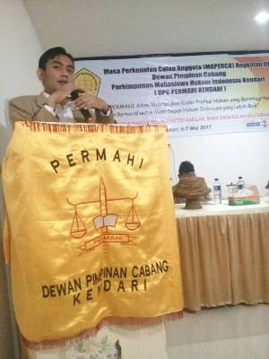 Ketua DPP Perhimpunan Mahasiswa Hukum Indonesia (PERMAHI) Irvan Erlangga,SH saat memberikan pengarahan kepada pengurus baru. FOTO : ODEK