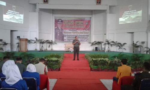 Panglima Kodam XIV Hasanuddin Mayjend TNI Agus Surya Bakti saat memberikan kuliah umum di Universitas Halu Oleo Kendari. FOTO : ODEK