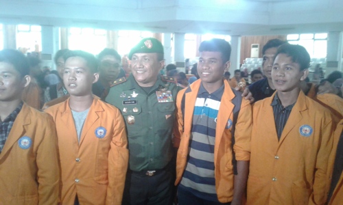 Pangdam XIV Hasanuddin Mayjend Agus Surya bakti di tengah-tengah mahasiswa UHO usai memberikan kuliah umum di Auditorium UHO. FOTO : ODEK