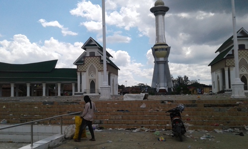 Lokasi eks Pameran halo Sultra di tuguh religi persatuan di arena Eks MTQ Sultra sampah bersewrakan. FOTO : ODEK