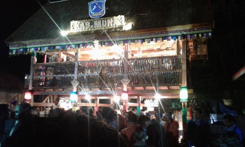 Stan pameran Muna di malam hari selalu di padati pengunjung untuk melihat berbagai potensi dan kerajinan tangan masyarakat muna. FOTO : ODEK
