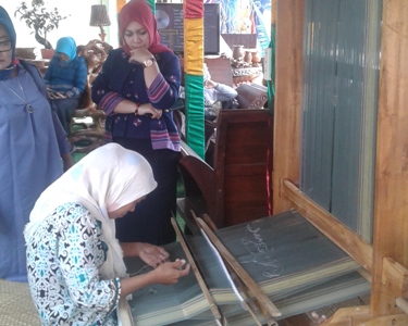 Siti Erni salah satu pengrajin tenunan Muna saat membuat kain di lokasi Stand pameran kabupaten Muna. FOTO : ODEK
