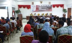 ketua OJK Sultra Widodo saat memberikan sosialisasi terkait keberadaan OJK di Sultra di Kabupaten Muna. FOTO : LA ODE AWALUDDIN