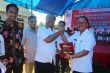 Surunudin Dangga Bersama Ketua OJK Sultra, Eko Saat Bertukar Cenderamata FOTO : MAHIDIN