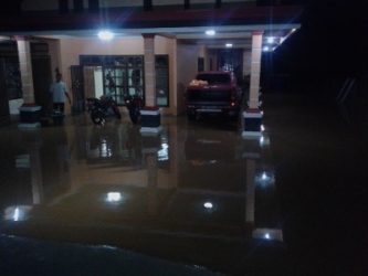 Rumah kapolsek Wawonii masih tergenang banjir hingga tadi malam. FOTO : ONNO