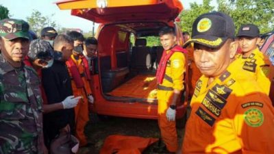 Tim Basarnas dan TNI siap melakukan evakuasi terhadap korban banjir di dua wilayah, yakni Kota kendari dan kabupaten konawe Selatan. FOTO : ONNO