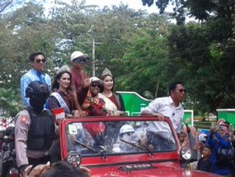 Jawara Dangdut Academy 4 (DA4) Fildan Rahayu saat menggelar konvoi di kota Kendari dengan menggunakan kendaraan terbuka. FOTO : ONNO