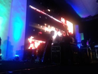 Aksi Grouf Band Jamrud saat menghibur masyarakat Kota Kendari di penutupan halo Sultra di tugu religi persatuan MTQ tadi malam. FOTO : ONNO