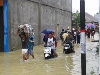 Banjir, warga Kota kendari mengungsi di tempat yang aman dari banjir. FOTO : ONNO