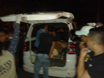 Maengkom, S.pi (42) saat di evakuasi untuk di bawah di RS Bayangkai untuk dilakukan visum. FOTO : ONNO