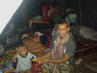 Pengungsi akibat banjir di bantaran kali wanggu masih kekurangan air bersih dan MCK. FOTO : ONNO