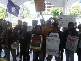 belasan pekerja media menggelar aksi unjuk rasa dalam rangka menuntut kesejahteraan. FOTO : ONNO