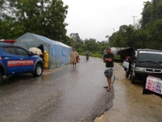 Posko penanganan bencana banjir telah disiapkan tim Satgas di sekitaran kali wanggu-  FOTO : ONNO