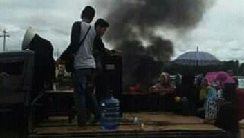 Tagih Janji PT VDNI, Warga Seputaran Jetty Blokade Jalan