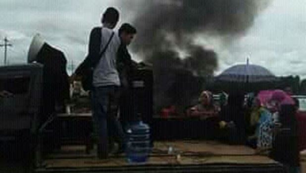 Tagih Janji PT VDNI, Warga Seputaran Jetty Blokade Jalan