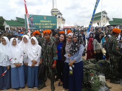 Setelah Mendarat Sempurna, Penerjun TNI AU Diajak Selfie