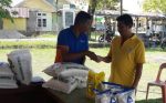 panitia gelar Gerakan Stabilisasi Pangan Bulog Subdivre Blang Pidie di Gedung PPS Kampung Pasar Singkil, Minggu (5/6). FOTO : MAN