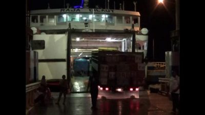 Kapal ferry di pelabuhan kolaka akan di tambah armadanya untuk mengantisipasi memblusaknya penumpang arus mudik lebaran. FOTO : ASDAR LANTORO