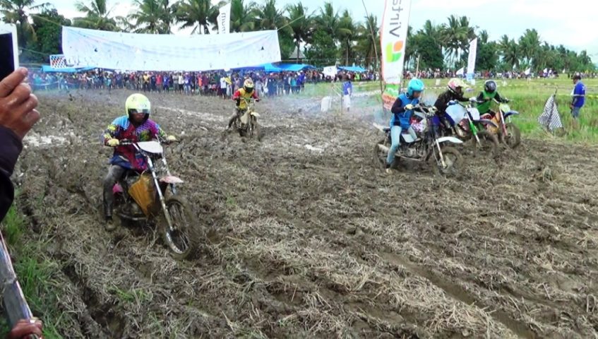 Serunya Lomba Balap Ojek Gabah di Kolaka Timur