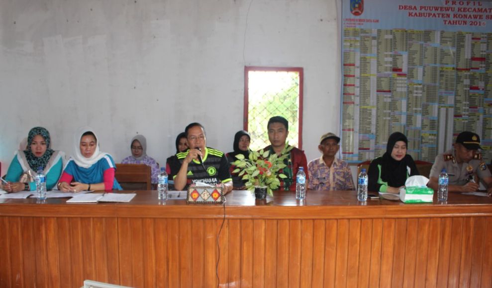 Sekda Konsel, H Sjarif Sajang Saat Pimpin Rapat Didampingi Camat Benua, Rasul Simpatik Nusantara Kadis PMP2A, Yuliana Serta Ketua DWP Kabupaten Konsel, Hj Ariaty Sarif. FOTO : HUMAS PEMDA KONSEL