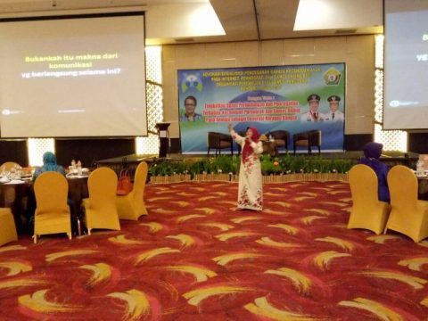 pemateri saat memberikan penjelasan tentang bahaya penggunaan informasi teknologi yang berlebihan di salah satu Hotel di Kendari. FOTO ; DADANG