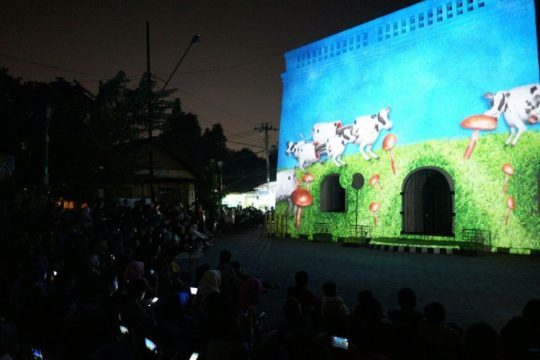 pertunjukan Jogja Video Mapping Project (JVMP) melibatkan banyak kolaborasi dari para tim seniman di Yogyakarta. FOTO : NADHIR ATTAMIMI