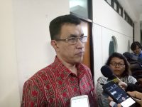 Pakar Hukum Universitas Atma Jaya Yogyakarta (UAJY) Riawan Tjandra saat di wawancara wartawan terkait hank angket DPR terhadap KPK. FOTO : NADHIR ATTAMIMI
