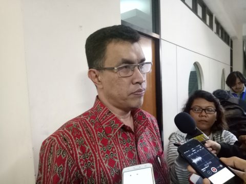 Pakar Hukum Universitas Atma Jaya Yogyakarta (UAJY) Riawan Tjandra saat di wawancara wartawan terkait hank angket DPR terhadap KPK. FOTO : NADHIR ATTAMIMI